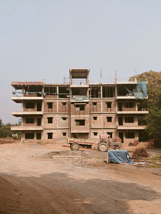 High-Strength Concrete Pouring with Boom Placer